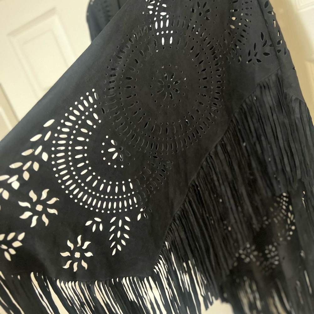 Women  Black Faux Suede Laser Cut   Poncho  Open Front Shawl Wrap Western One - Picture 6 of 12